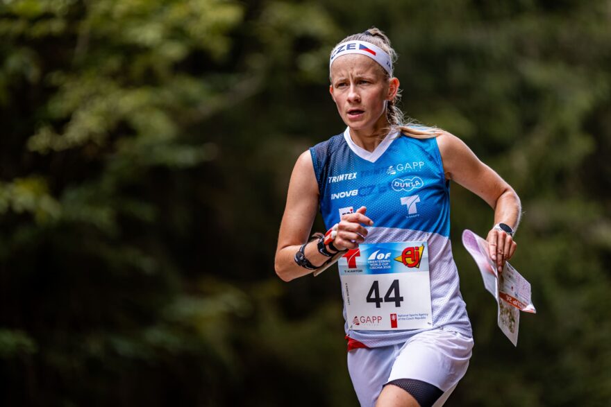 Světový pohár v orientačním běhu 2026: Bronz Terezy Rauturier a pět Češek v top 20. Závod na dlouhé trati ve Vyšším Brodě přinesl domácímu týmu skvělé výsledky