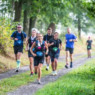 Běžci na 30 a 50 km trase