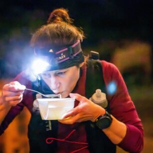 Eva Drábeková - vítězka 100 km v půli trati na občerstvovačce v Rohové. Foto: Kateřina Holoubková