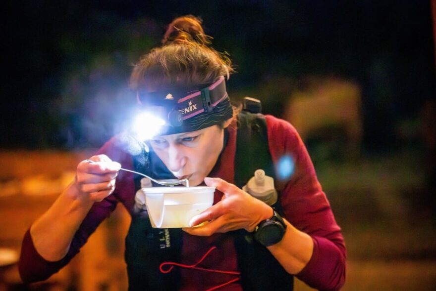 Eva Drábeková - vítězka 100 km v půli trati na občerstvovačce v Rohové. Foto: Kateřina Holoubková