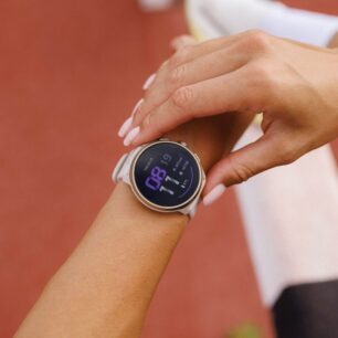 SUUNTO UVÁDÍ NA TRH MODEL RUN 2: BĚŽECKÉ HODINKY SPOLU S NOVÝM INTELIGENTNÍM HRUDNÍM PÁSEM SUUNTO SMART HEART RATE BELT 2