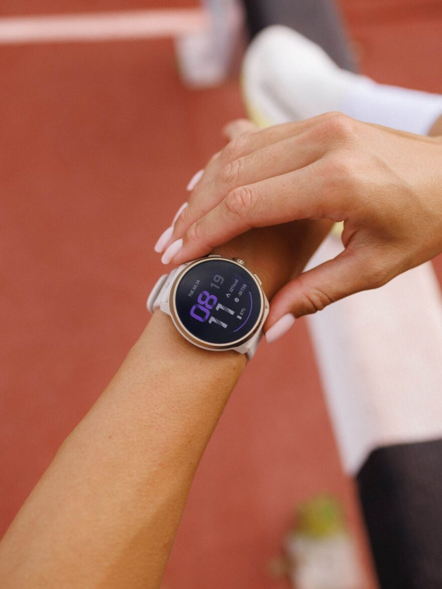 SUUNTO UVÁDÍ NA TRH MODEL RUN 2: BĚŽECKÉ HODINKY SPOLU S NOVÝM INTELIGENTNÍM HRUDNÍM PÁSEM SUUNTO SMART HEART RATE BELT 2