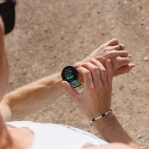 SUUNTO UVÁDÍ NA TRH MODEL RUN 2: BĚŽECKÉ HODINKY SPOLU S NOVÝM INTELIGENTNÍM HRUDNÍM PÁSEM SUUNTO SMART HEART RATE BELT 2