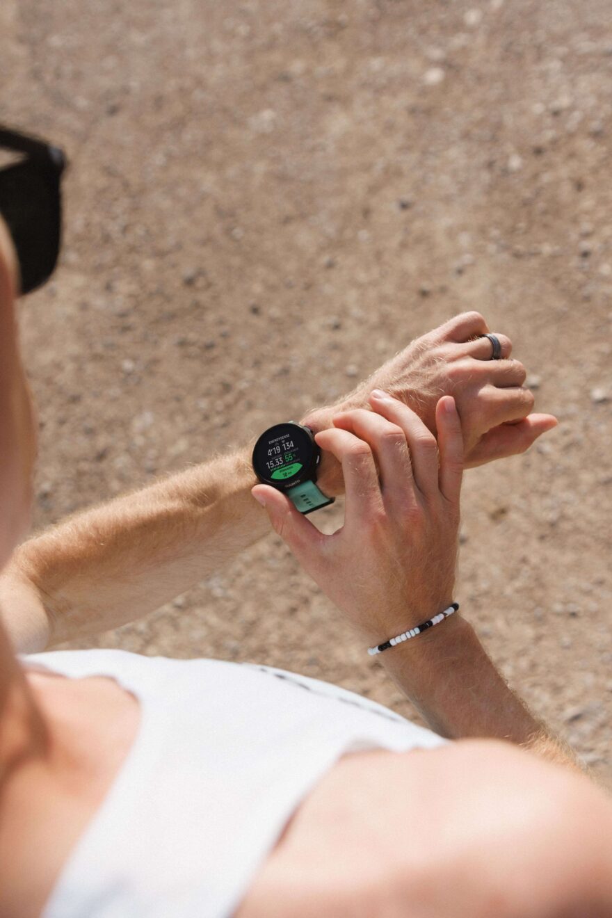 SUUNTO UVÁDÍ NA TRH MODEL RUN 2: BĚŽECKÉ HODINKY SPOLU S NOVÝM INTELIGENTNÍM HRUDNÍM PÁSEM SUUNTO SMART HEART RATE BELT 2