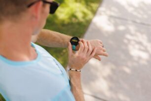 SUUNTO UVÁDÍ NA TRH MODEL RUN 2: BĚŽECKÉ HODINKY SPOLU S NOVÝM INTELIGENTNÍM HRUDNÍM PÁSEM SUUNTO SMART HEART RATE BELT 2