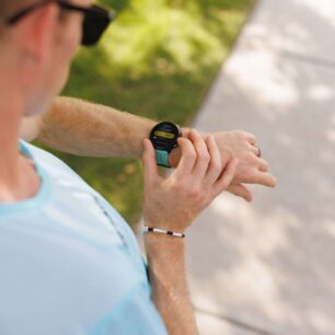 SUUNTO UVÁDÍ NA TRH MODEL RUN 2: BĚŽECKÉ HODINKY SPOLU S NOVÝM INTELIGENTNÍM HRUDNÍM PÁSEM SUUNTO SMART HEART RATE BELT 2