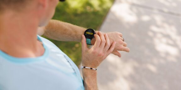 SUUNTO UVÁDÍ NA TRH MODEL RUN 2: BĚŽECKÉ HODINKY SPOLU S NOVÝM INTELIGENTNÍM HRUDNÍM PÁSEM SUUNTO SMART HEART RATE BELT 2