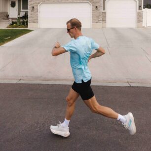 SUUNTO UVÁDÍ NA TRH MODEL RUN 2: BĚŽECKÉ HODINKY SPOLU S NOVÝM INTELIGENTNÍM HRUDNÍM PÁSEM SUUNTO SMART HEART RATE BELT 2