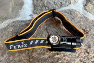 Recenze: Fenix HM53R Garnet – malá výkonná čelovka, která mě naučila používat červené světlo