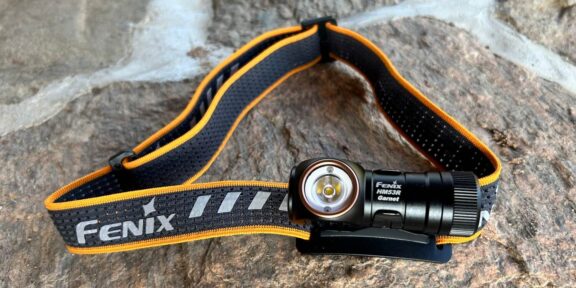 Recenze: Fenix HM53R Garnet – malá výkonná čelovka, která mě naučila používat červené světlo